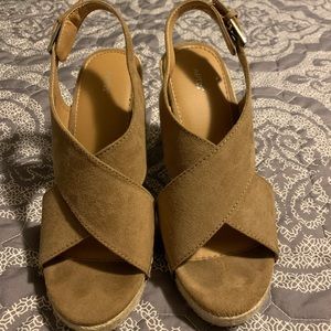 Women’s size 6.5 Apt 9 Wedge